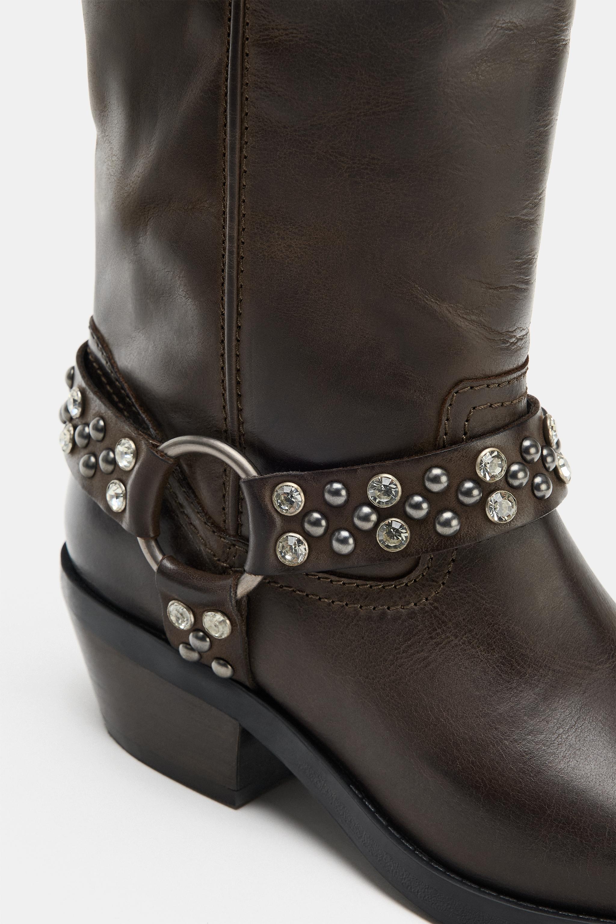FLAT LEATHER BOOTS WITH APPLIQUES